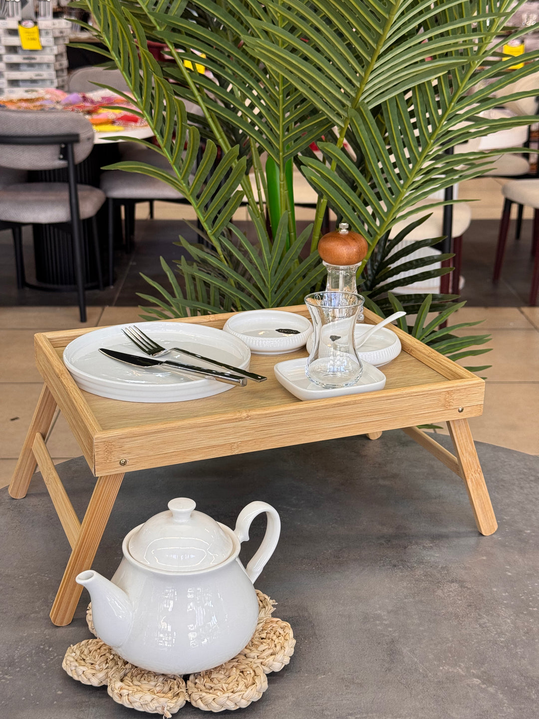 Bambu ayaklı sofra